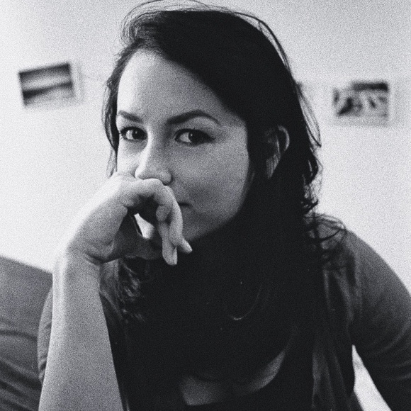 Meet your Posher, Caroline - Picture 1 of 1